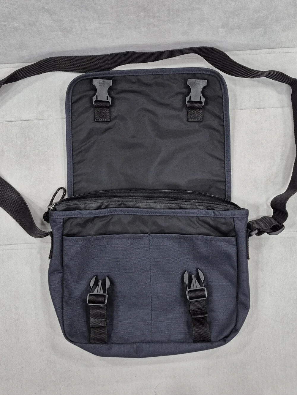 Eastpak small messenger